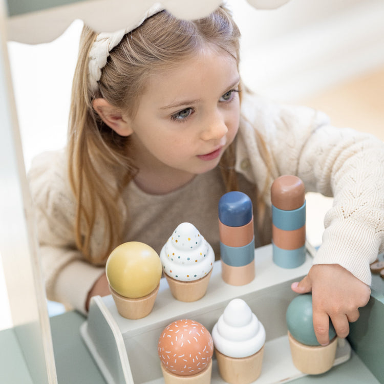 Ice cream set.