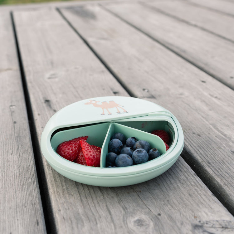 CARL OSCAR. SnackDISC™ Lunch box O15cm Camel - Green