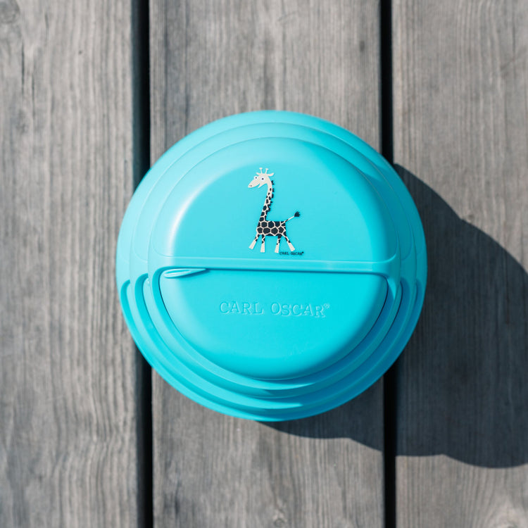 CARL OSCAR. MiniDISC™ Lunch box O12cm Giraffe - Turquoise