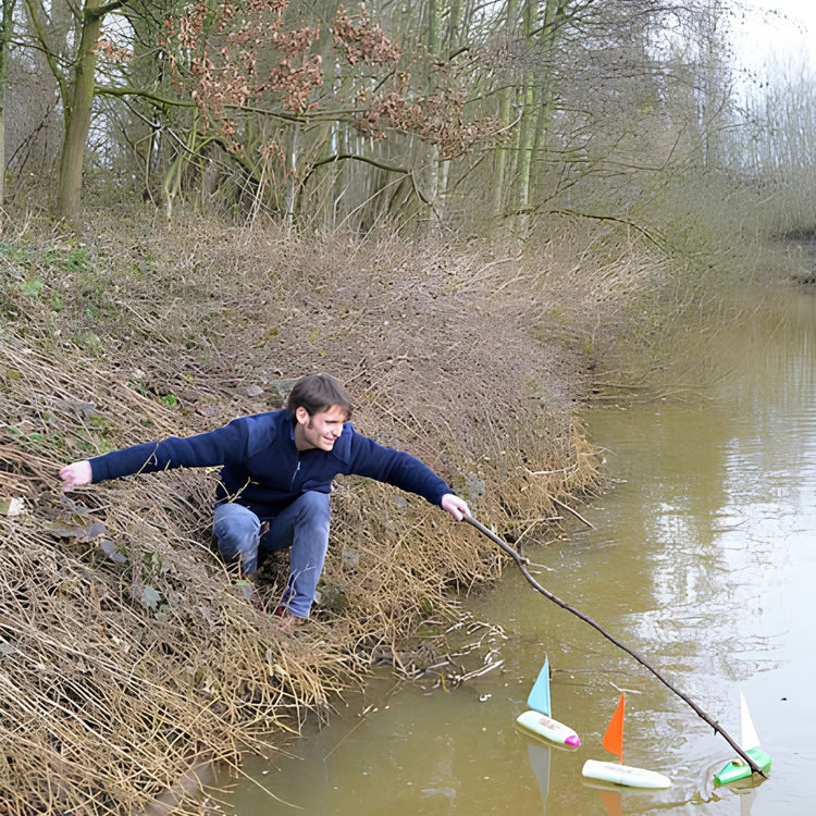 IKONIC. Floris Hovers Bottle Boat Green