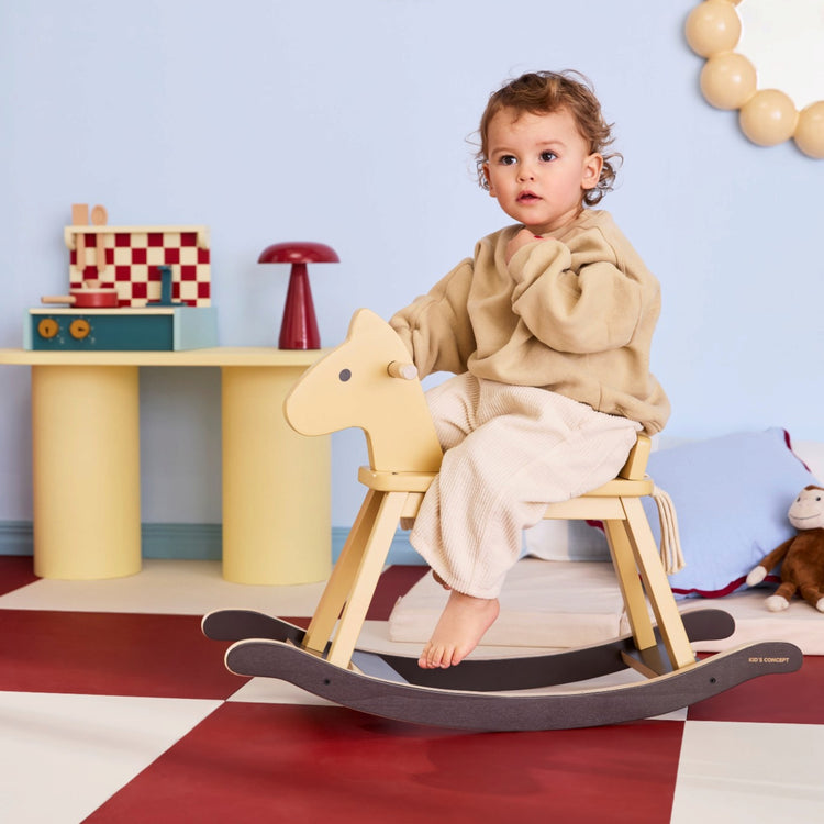 KIDS CONCEPT. Ξύλινο κουνιστό αλογάκι (μελί)