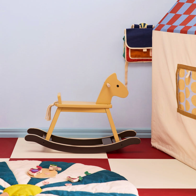 KIDS CONCEPT. Ξύλινο κουνιστό αλογάκι (μελί)