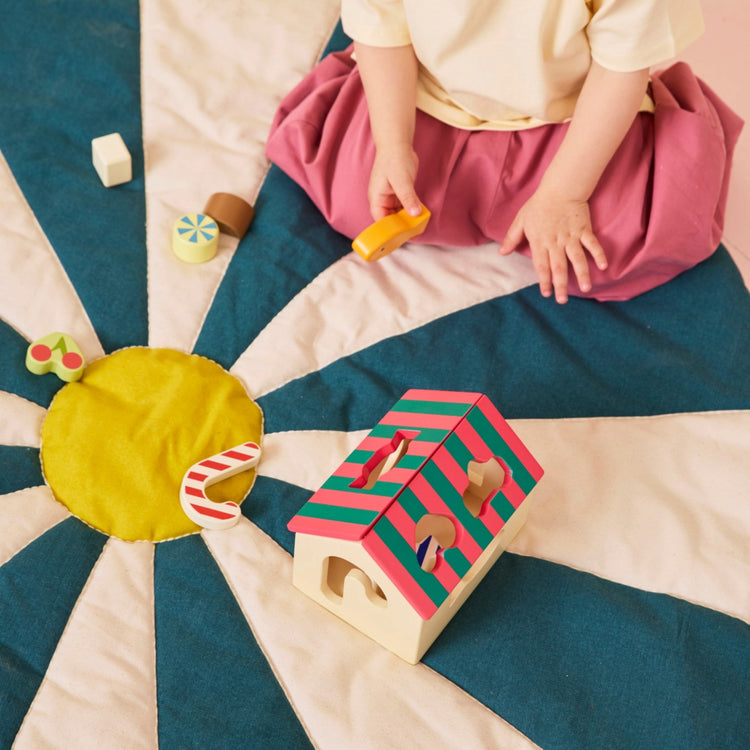 KIDS CONCEPT. Ξύλινο παιχνίδι ταξινόμησης σχημάτων σε σχήμα σπιτιού Swedish Candy