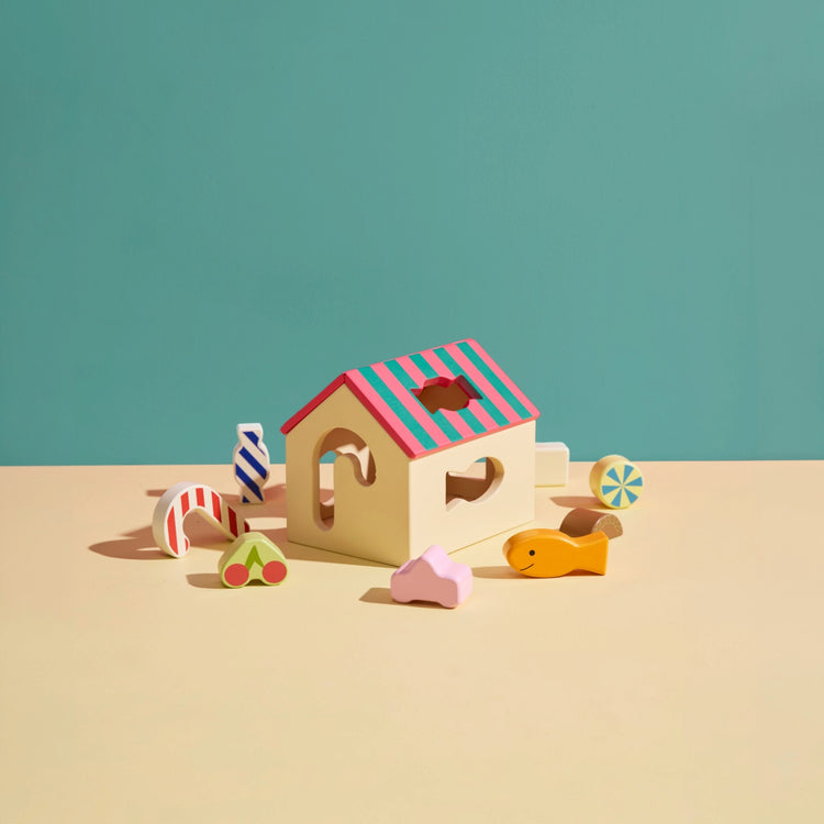 KIDS CONCEPT. Ξύλινο παιχνίδι ταξινόμησης σχημάτων σε σχήμα σπιτιού Swedish Candy