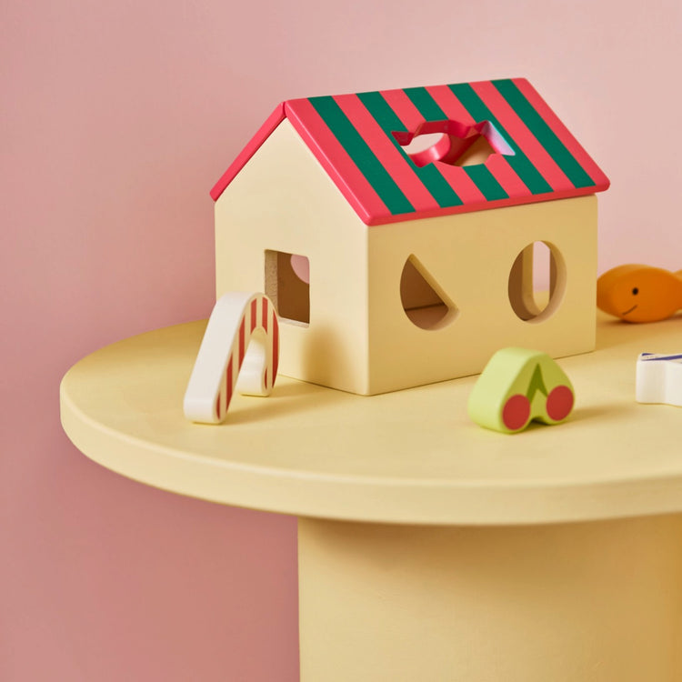 KIDS CONCEPT. Ξύλινο παιχνίδι ταξινόμησης σχημάτων σε σχήμα σπιτιού Swedish Candy