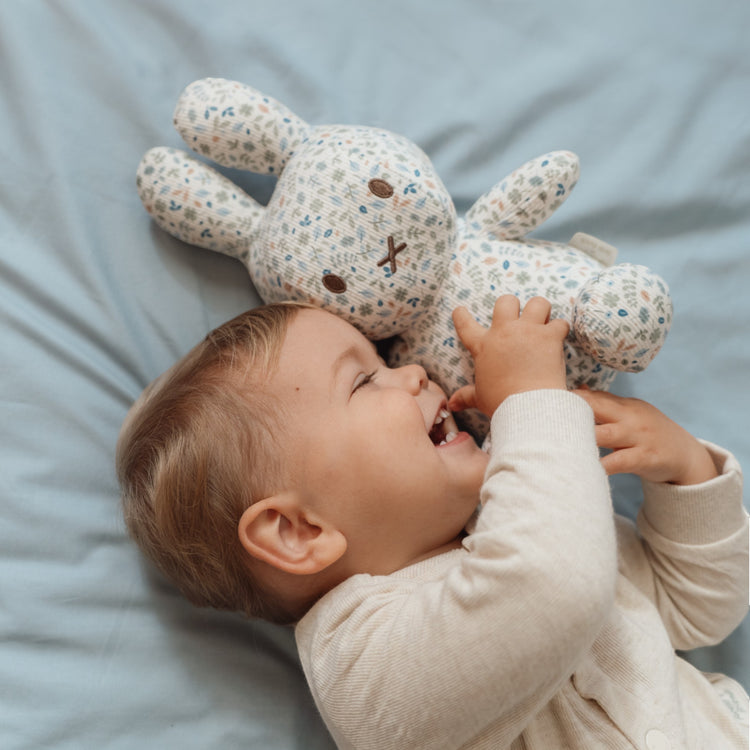 LITTLE DUTCH. Miffy Cuddle all-over print 20 cm - Lucky Leaves GRS
