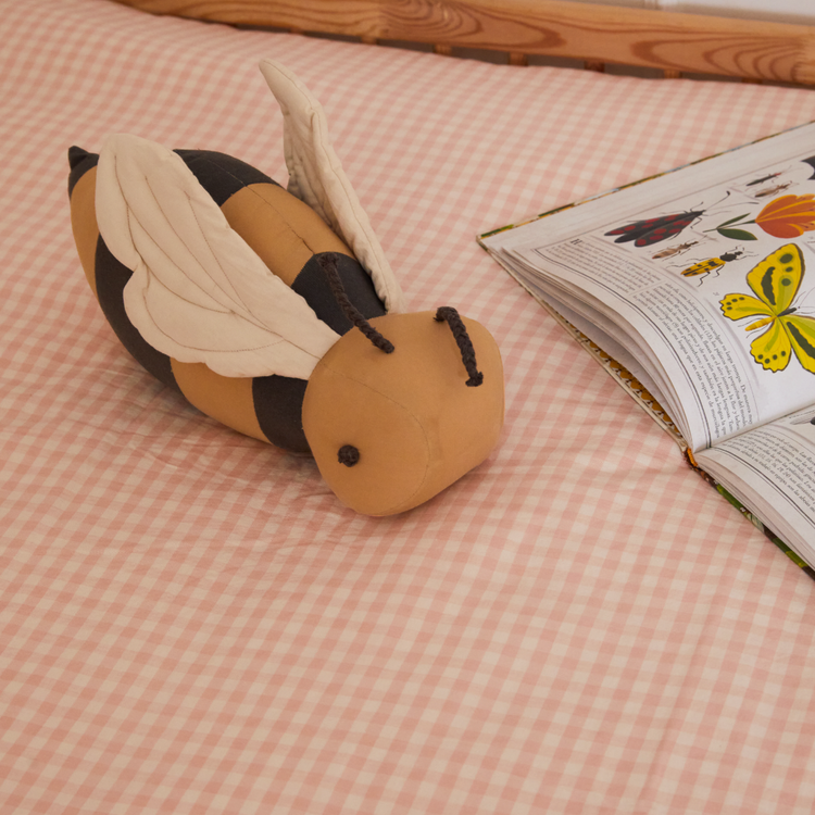 Lorena Canals. Cushion Buzzy Bee