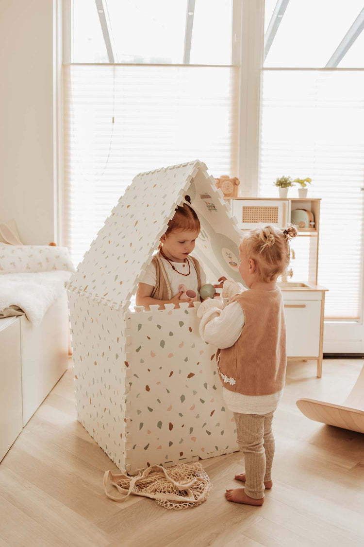 PLAY&GO. EEVAA playmat - puzzle - storage box - Village