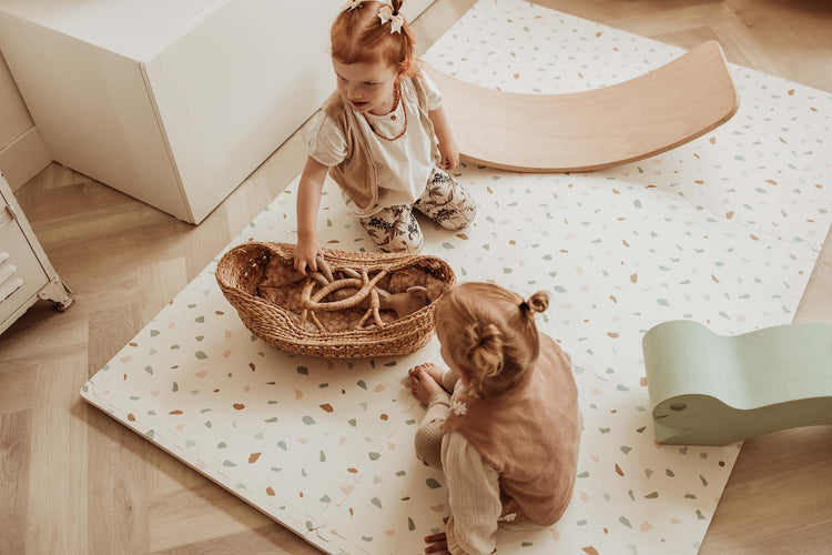 PLAY&GO. EEVAA playmat - puzzle - storage box - Village