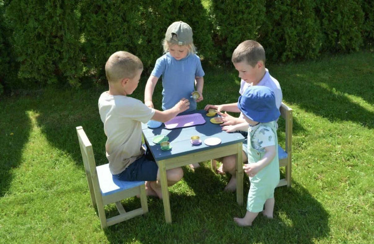 Wendi Toys. Table set with 2 chairs
