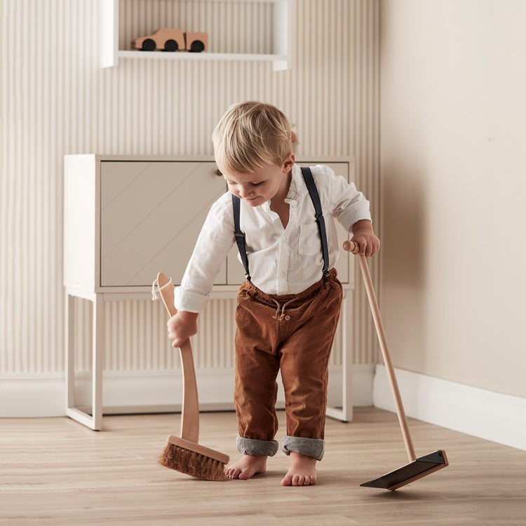 KIDS CONCEPT. Brush and dustpan KID'S HUB